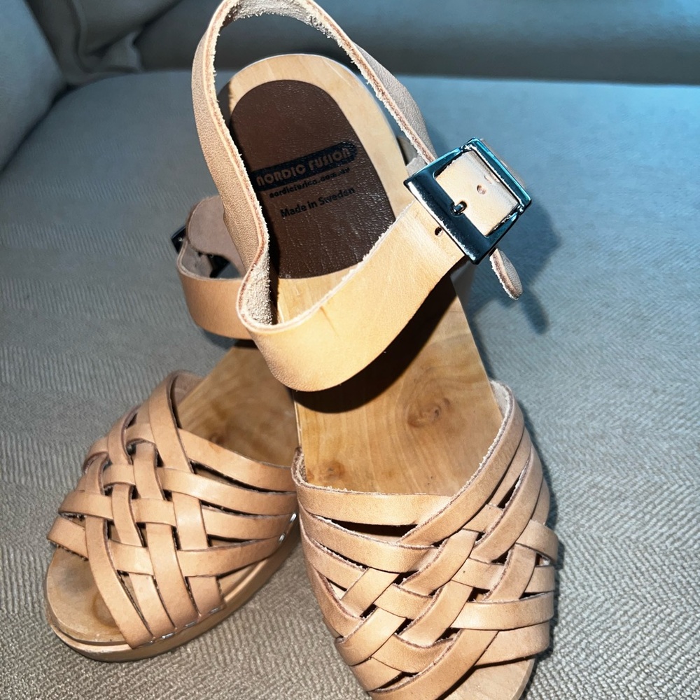 Like new Nordic Fusion leather and wooden sandals